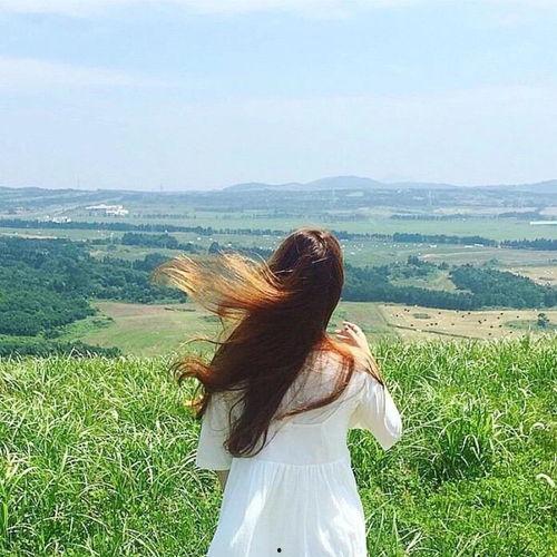 吃瓜拍女生背影