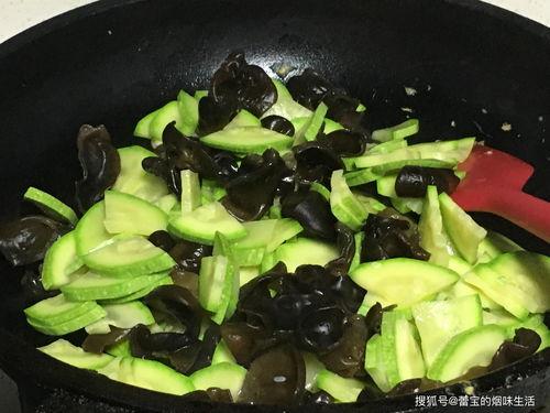 动车站吃瓜,一场美食与旅行的邂逅