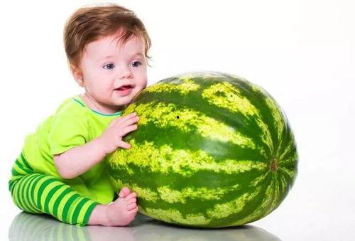 儿童吃西瓜吃瓜,孩子们欢乐吃瓜记